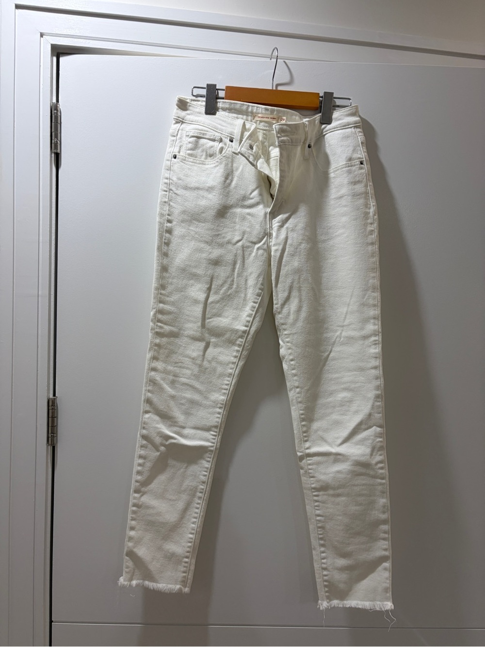 Levi's Women's Cropped Ankle Jeans in White
